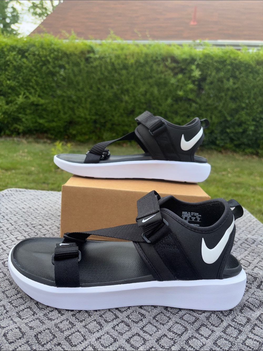Nike Black and White Womens Vista Strappy Sandals